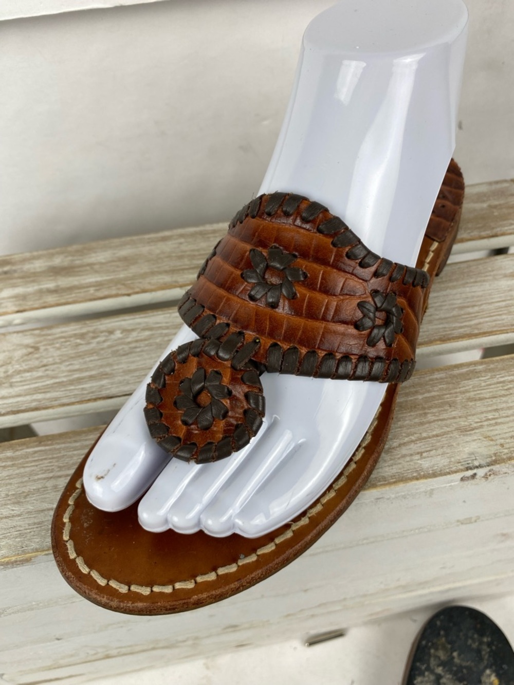 Jack Rogers Navajo flat sandals in a brown crocodile-embossed leather finish 7M - Picture 3 of 15
